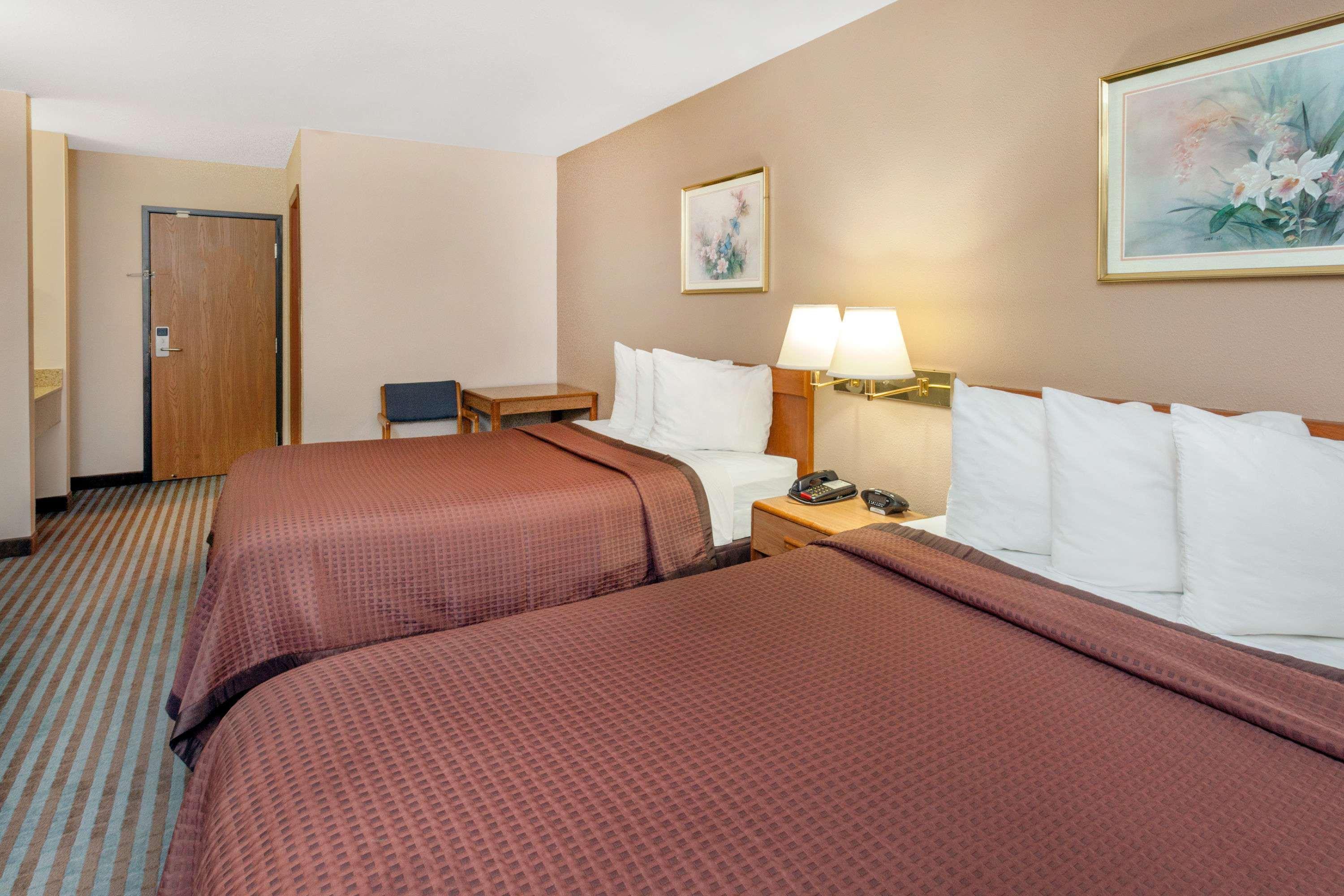 Days Inn By Wyndham Charleston Kültér fotó